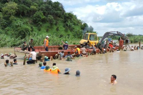 Trăm người dầm mình 'vá' đê 300 tỷ cứu nghìn hecta lúa ở Đắk Lắk