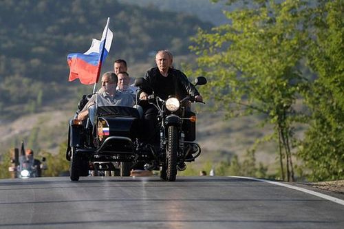 Video Tổng thống Nga Putin lái xe phân khối lớn cùng nhóm 'Sói đêm'