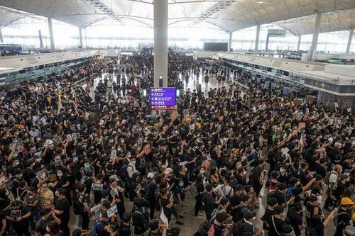 Sân bay Hong Kong 'tê liệt' vì hàng nghìn người biểu tình
