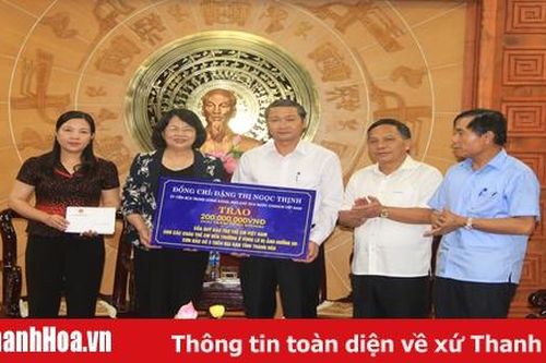 Phó Chủ tịch nước Đặng Thị Ngọc Thịnh trao quà hỗ trợ đồng bào bị thiệt hại do lũ lụt tại Thanh Hóa