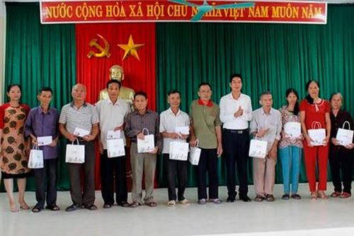 Đảng ủy Khối Cơ quan và Doanh nghiệp tỉnh tặng quà các gia đình chính sách, người có công với Cách mạng