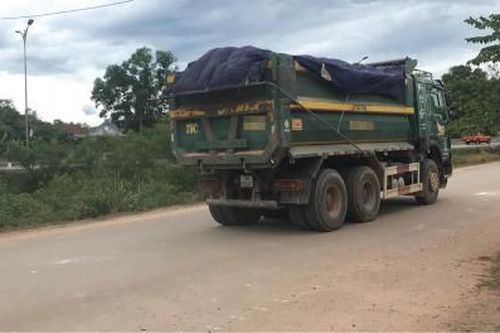 Kinh tế Xây dựng - Giao thông Xe quá tải từ mỏ đất gây ô nhiễm môi trường