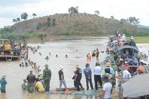 Công an, Bộ đội và người dân dầm mình trong nước vá đê cứu lúa