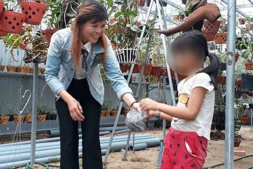 Gạt lời đồn ác ý, cô gái dành tuổi xuân nuôi hai trẻ bị bỏ rơi