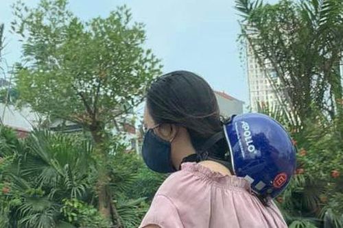 Cô gái trẻ đội mũ bảo hiểm theo phong cách 'độc lạ', thản nhiên chạy xe trên phố khiến nhiều người tranh cãi