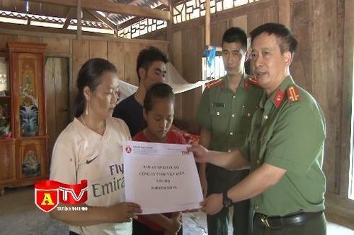 Báo ANTĐ tặng quà thân nhân gia đình Trưởng công an xã Nhi Sơn, Thao Văn Súa