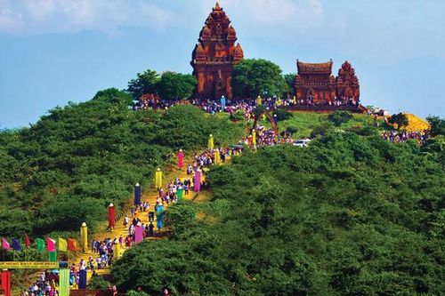 Triển lãm 'Việt Nam những sắc màu văn hóa'