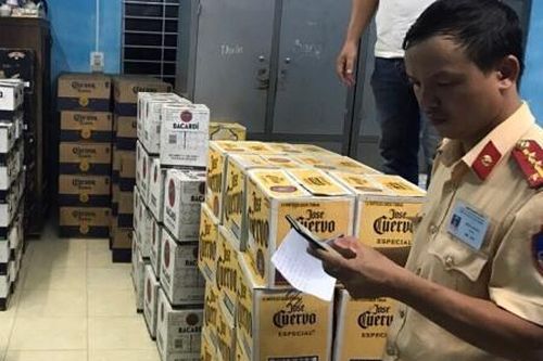 CSGT truy đuổi 16 km chặn ôtô vi phạm luật giao thông