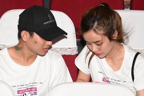 Hoài Lâm xuất hiện bên vợ sau khi xác nhận đã có hai con gái