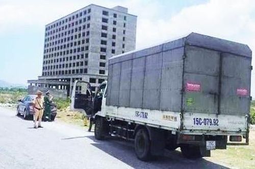 Công an truy tìm tài xế bỏ xe chở hàng lậu chạy trốn