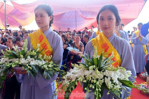 Ngàn người đổ về làm lễ Vu Lan báo hiếu nơi linh thiêng Ngọa Vân