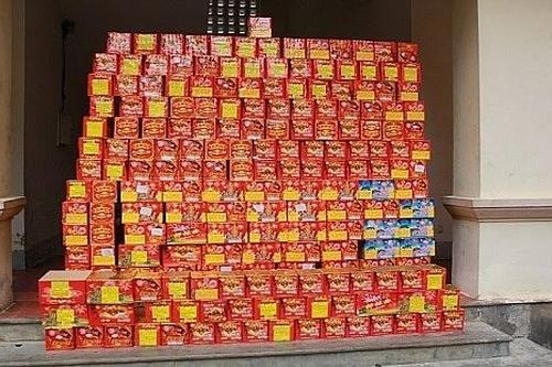 Vận chuyển gần 3 tấn pháo từ Trung Quốc về Việt Nam