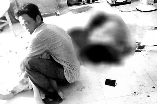 Khởi tố người chồng cắt cổ vợ rồi tự sát bất thành