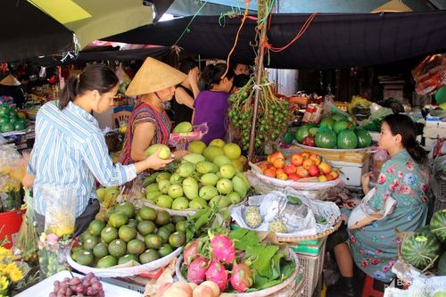 Hoa quả chợ Rằm thành Vinh 'cháy hàng'