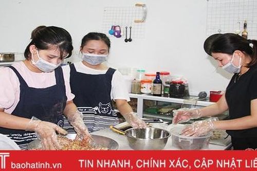 Xu hướng mới ở Hà Tĩnh: Mua bánh Trung thu handmade dâng lễ rằm tháng 7