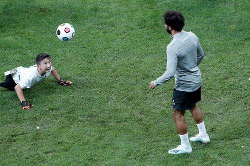 Các cầu thủ Liverpool dành thời gian chơi bóng với trẻ khuyết tật