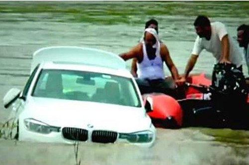 Cậu ấm đẩy xe BMW xuống sông vì chê món quà sinh nhật
