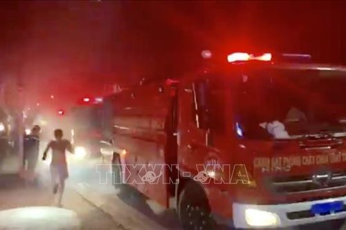 Cháy tại dãy cafe chòi và vựa ve chai nằm sát cây xăng