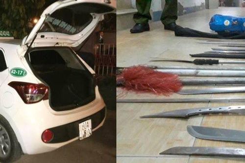 Bỏ chạy tán loạn khi bị công an phát hiện thuê taxi chở 2 bao tải hung khí chuẩn bị đi gây án