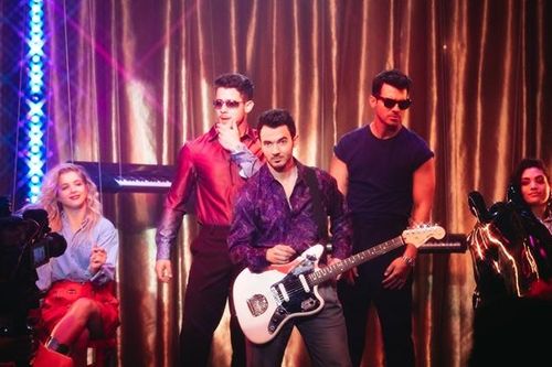 Bộ ba Jonas Brothers ra mắt MV đậm chất retro, đối đầu trực tiếp với Lil Nas X và Billy Ray Cyrus