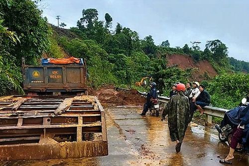 Sau 6 ngày bị sạt lở, đèo Con Ó vẫn tê liệt