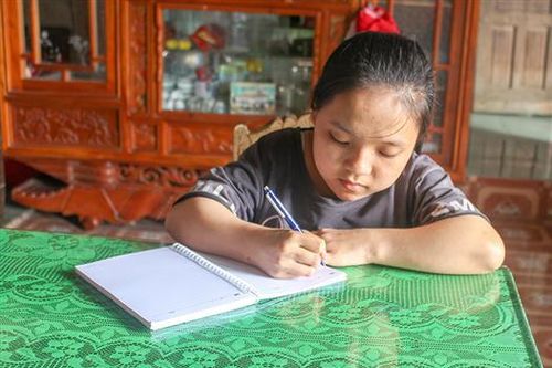 Nghị lực vượt khó của cô học trò khuyết tật