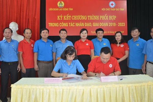 LĐLĐ tỉnh và Hội Chữ thập đỏ tỉnh ký kết chương trình phối hợp công tác nhân đạo