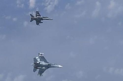 Su-27 Nga chao cánh làm lộ vũ khí, xua đuổi chiến đấu cơ NATO