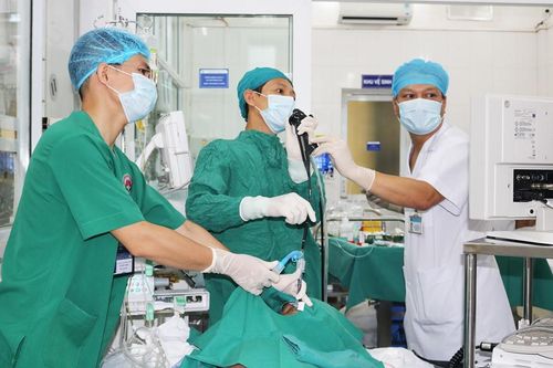 Cụ ông suýt mất mạng vì rơi cả hàm răng giả vào sâu trong phế quản
