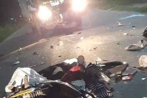 Xe máy nát bét sau cú tông trực diện xe tải, thanh niên tử vong