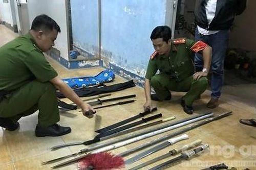 Gặp công an, 3 đối tượng bỏ chạy để lại 2 bao hung khí