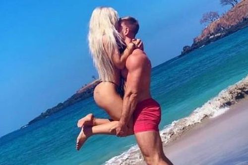 Cặp đôi nổi tiếng mạng xã hội làm clip xin lỗi sau khi lấy nước thánh đùa giỡn