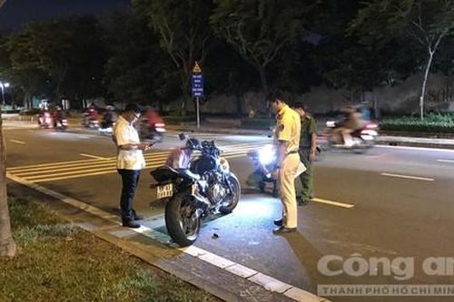 Mô tô thể thao văng 20m sau tai nạn, người điều khiển tử vong