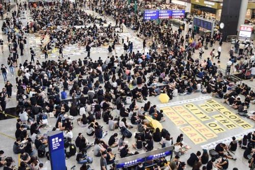 Biểu tình kéo dài, kinh tế Hong Kong bị ảnh hưởng 'khủng' thế nào?