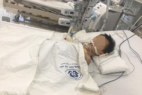 Bé trai 27 tháng nguy kịch vì dùng thuốc hạ sốt quá liều
