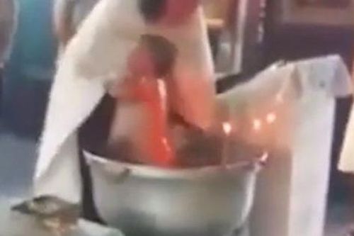 Linh mục bị đình chỉ vì màn rửa tội bạo lực với bé 1 tuổi