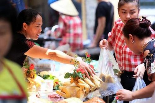 500.000 đồng bộ gà luộc xôi gấc, người Hà Nội quây kín chờ mua cúng Rằm