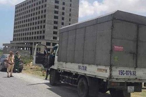 Tài xế chở 17.000 bao thuốc lá, 60 chai rượu ngoại bỏ trốn khi bị công an phát hiện