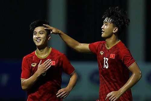 Thắng Kitchee 2-0, Martin Lo và Danh Trung ghi điểm lần cuối trước thầy Park