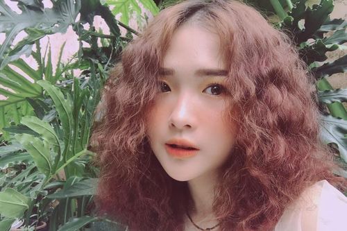 Nhan sắc cô gái 9X có nụ hôn đồng giới với Ánh Dương 'Về nhà đi con'