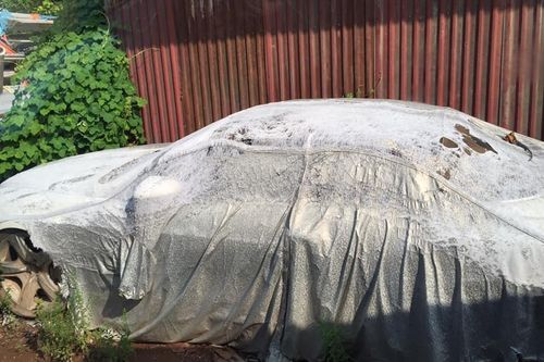 Xe siêu sang Bentley bị trùm mền tại Hà Nội, mục nát cả bạt che