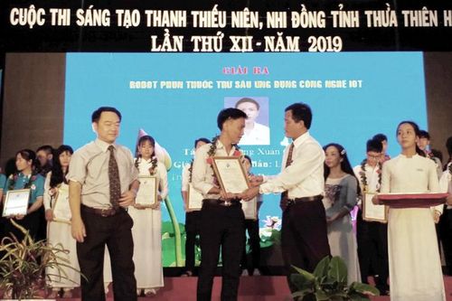 Robot phun thuốc trừ sâu của cậu học sinh miền núi