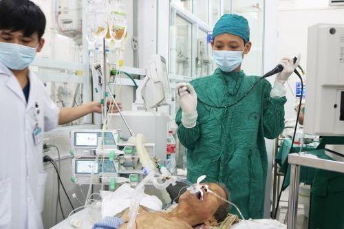Ho khạc đờm mạnh, cả hàm răng giả rơi vào phế quản khiến cụ ông nguy kịch