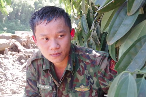 Binh nhì Vi Văn Bản hết mình vì nhân dân vùng lũ