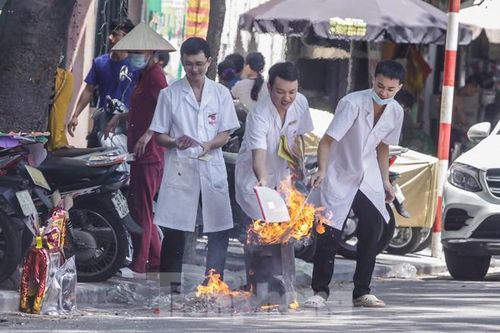 Hè phố Hà Nội đỏ lửa cúng Rằm tháng bảy