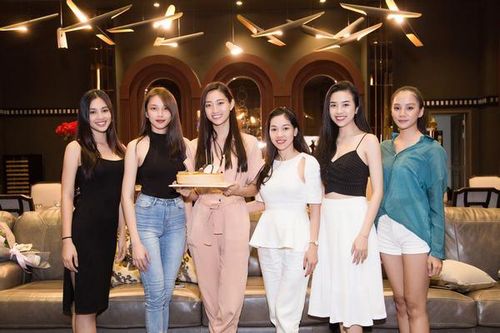 Tiểu Vy và dàn người đẹp mừng sinh nhật Hoa hậu Thùy Linh