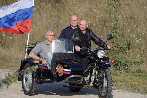 Tổng thống Putin bị khiếu nại vì đi xe máy không đội mũ bảo hiểm