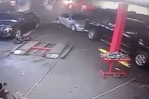 Rùng mình xe ô tô lao như tên bắn vào garage