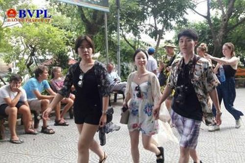 Nhổ nước bọt văng trúng du khách, nam hướng dẫn viên bị đuổi việc