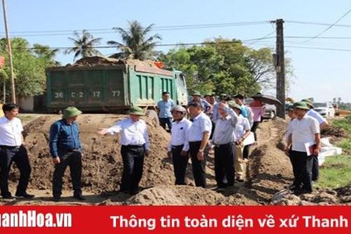 Phó Chủ tịch Thường trực UBND tỉnh Nguyễn Đức Quyền kiểm tra dự án giao thông nối TP. Sầm Sơn với Khu Kinh tế Nghi Sơn.